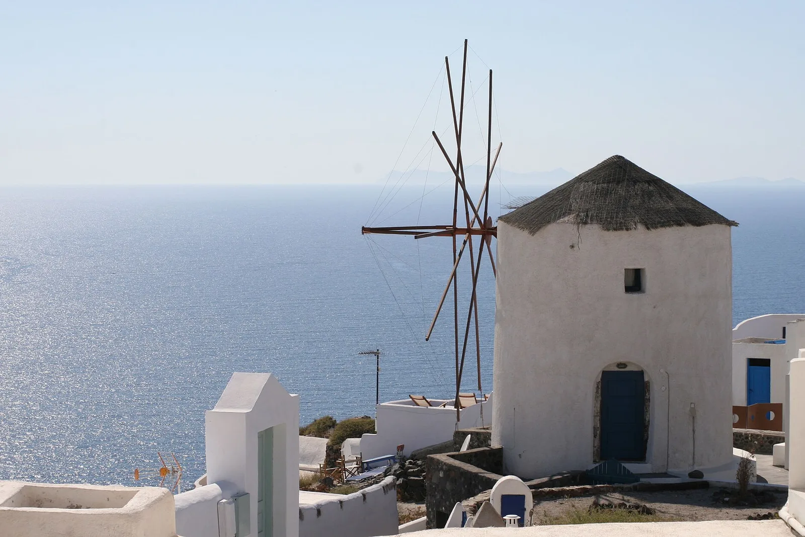 Ανεμόμυλος στην Οία με θέα στο Αιγαίο