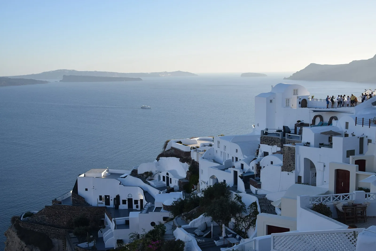Σπίτια της Οίας στην καλντέρα το σούρουπο